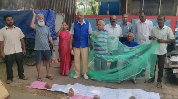 protest-by-wrapping-mosquito-nets-to-control-mosquitoes