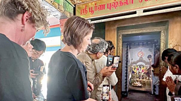 special-prayer-at-thulasendrapuram-temple-for-kamala-harris-success