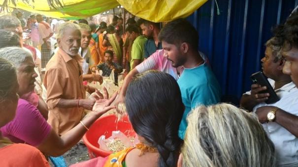 price-of-flowers-on-theni-has-tripped-due-to-muhurtham-and-kanda-shashti