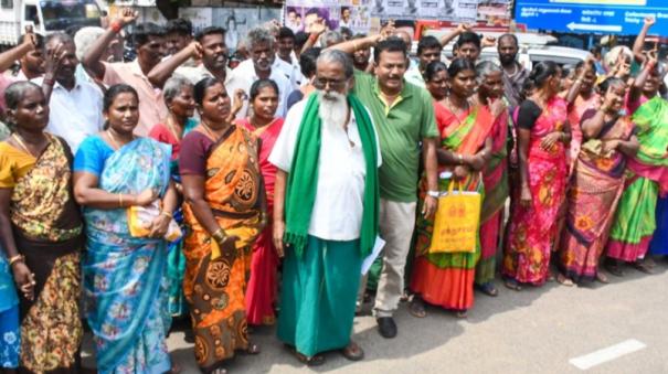 thiruverumpur-revenue-office-locked-farmers-strike