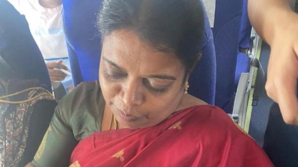 minister-geethajeevan-lulled-the-baby-to-sleep