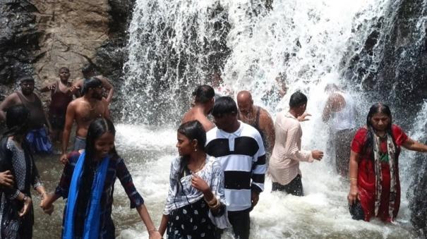 tourists-enjoying-bathing-on-kumbakarai-waterfall-today-a-holiday