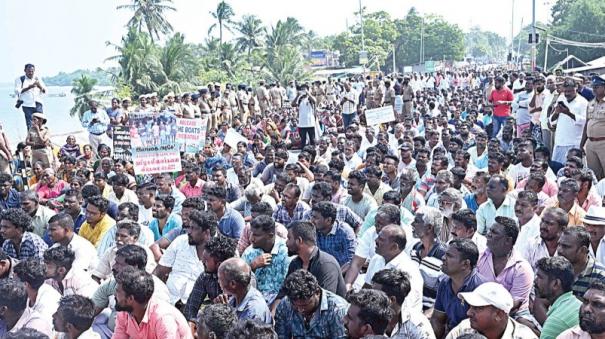 protest-pampan-bridge-demanding-the-release-of-fishermen-imprisoned-in-sri-lanka