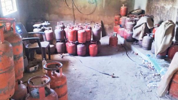 illegal-sale-of-cooking-gas-cylinder-in-hosur