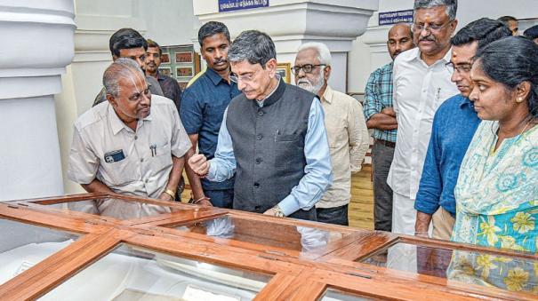 governor-visited-the-olai-suvadi-at-thanjavur-saraswati-mahal-library