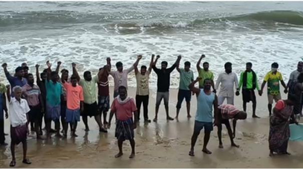 nemmeli-fishermen-went-into-the-sea-and-protest