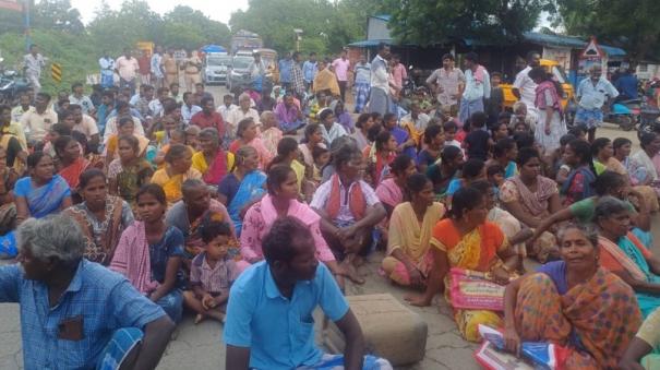 road-blockade-on-thirukoilure-demanding-alternative-accommodation-for-those-living-on-encroached-areas