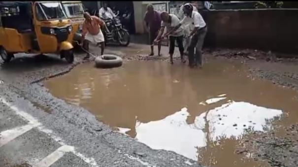 protest-by-dragging-an-auto-in-rainwater-stagnant-in-the-ditch-on-the-marthandam-national-highway