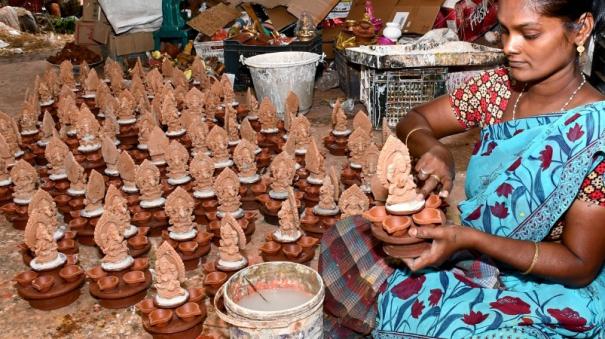 karthigai-deepam-festival-from-mouse-lamps-to-kubera-lamps-prepared-on-dindigul