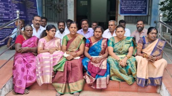 aiadmk-councilors-dharna-to-condemn-manaparai-municipality