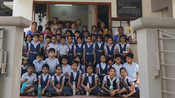 visit-of-private-school-students-to-karur-district-library