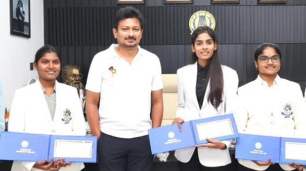 world-carrom-champion-kasima-rs-1-crore-prize-udhayanidhi-stalin-gives