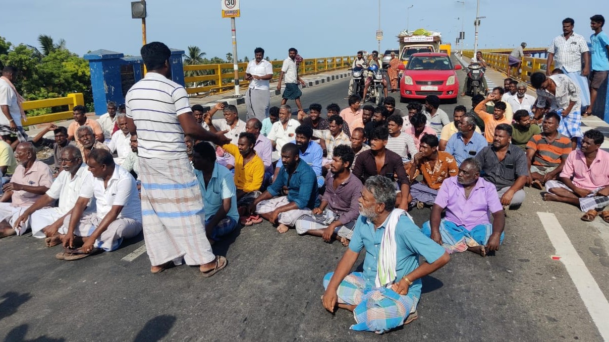 மீனவர்களை மீட்டுத்தரகோரி பாம்பன் பாலத்தில் சாலை மறியல்... தரையில்  முழங்காலிட்டு பெண்கள் கதறல்! | Rameswaram fishermen protest on pamban  bridge for release of arrested ...